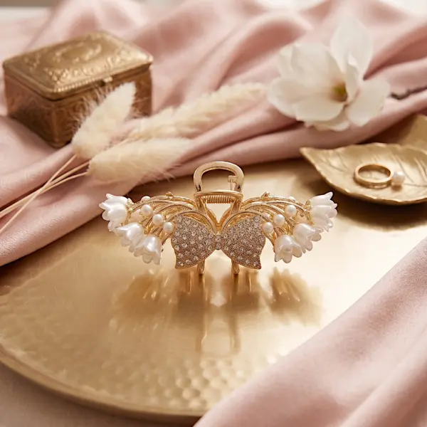 Serene Lily Crystal Hair Claw – Elegant Pearl Accent Clip in Gold Finish