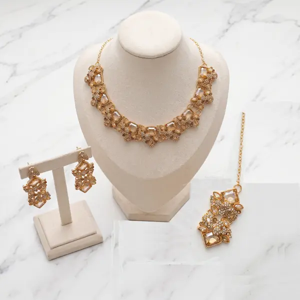 Gold champagne gem choker necklace set with matching drop earrings and maang tikka
